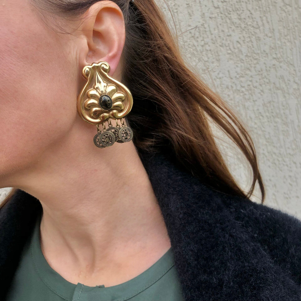 Клипсы винтаж матовое золото с коричневым камнем и подвесами из монет, Италия