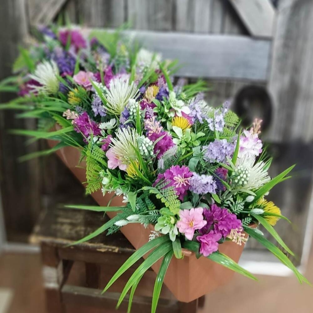 Композиция в ящике из искусственных цветов