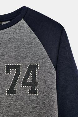 ZARA ФУТБОЛКА С ЦИФРОЙ И ЗАКЛЕПКАМИ, СЕРЫЙ