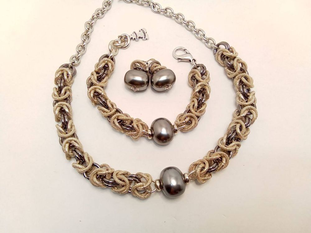 Серьги с плоским темно-серым жемчугом, оттенки золото и графит, замок левербек Серьги с плоским темно-серым жемчугом, оттенки золото и графит, замок левербек