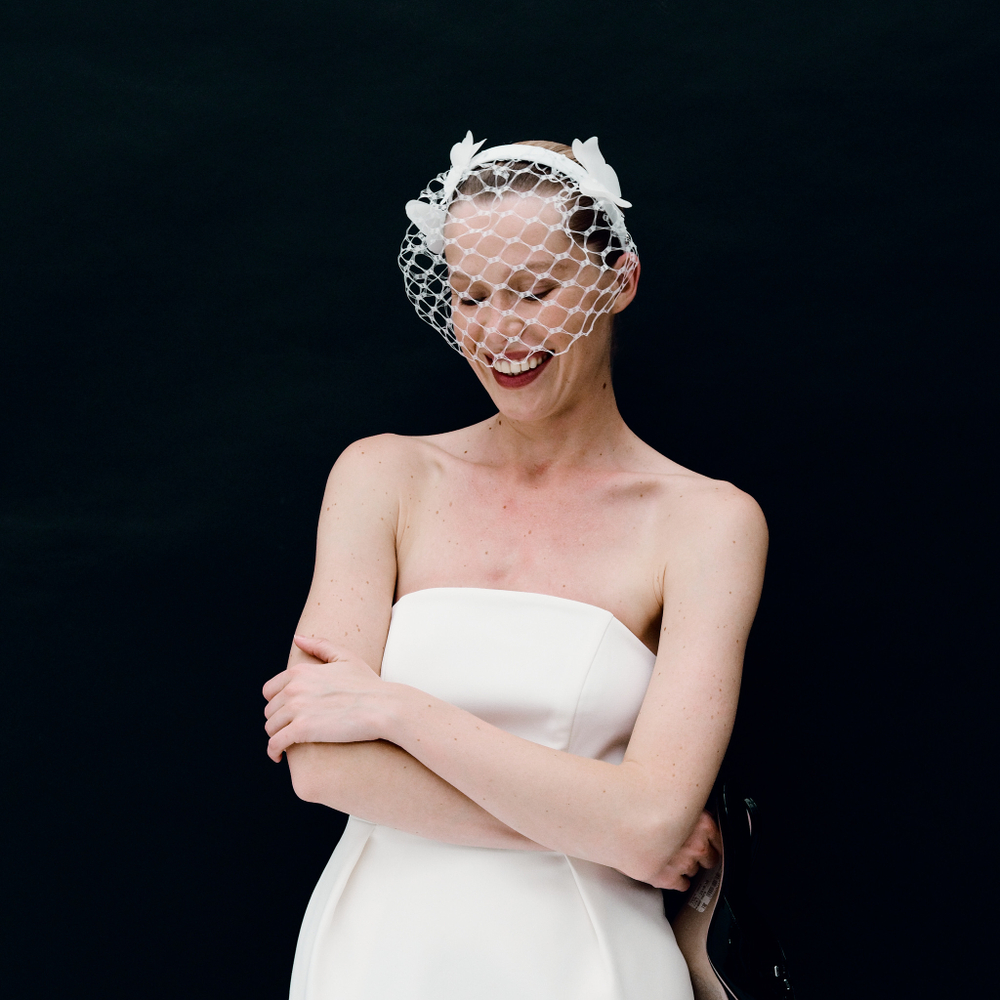 Вуаль с крупной сеткой и бабочками