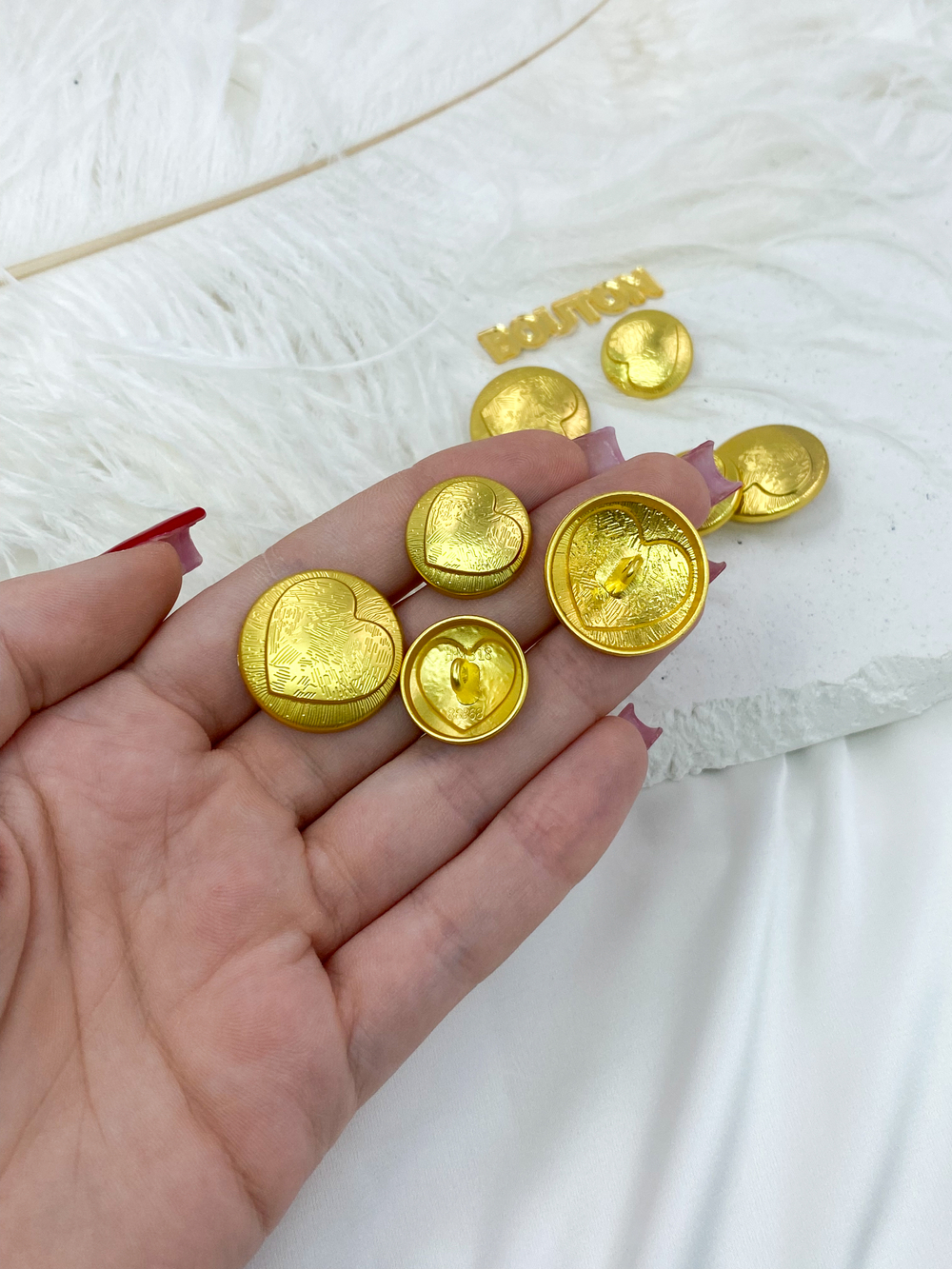 Пуговицы рельефные с выпуклым сердцем в матовом лимонном золоте