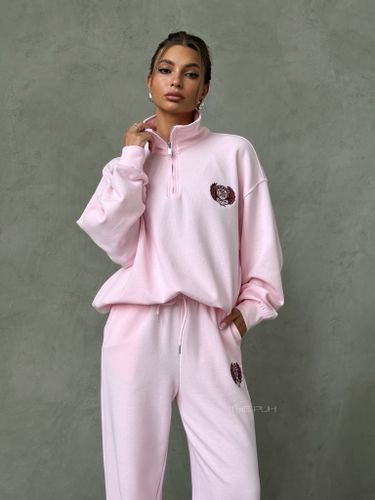 Розовый спортивный костюм с вышивкой-лого
