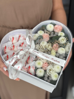 Трепетная композиция в нежных оттенках сезонных цветов и конфет Raffaello от Флора Маркет, размер M