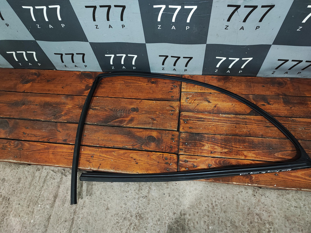 Уплотнитель стекла двери передней правой Toyota Camry (XV70) 17-нв Б/У Оригинал 6814133130