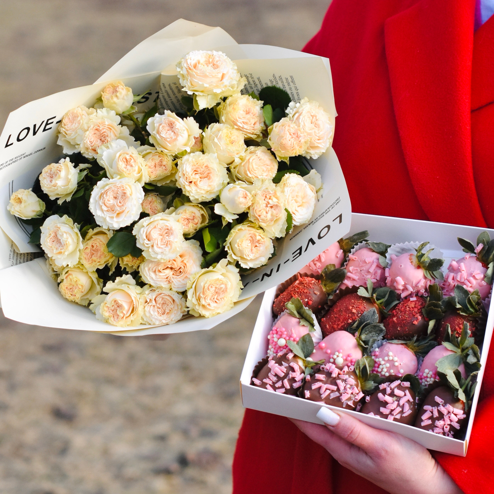 Букет из кустовых пионовидных роз «Ваниль» 7 шт и клубника в шоколаде