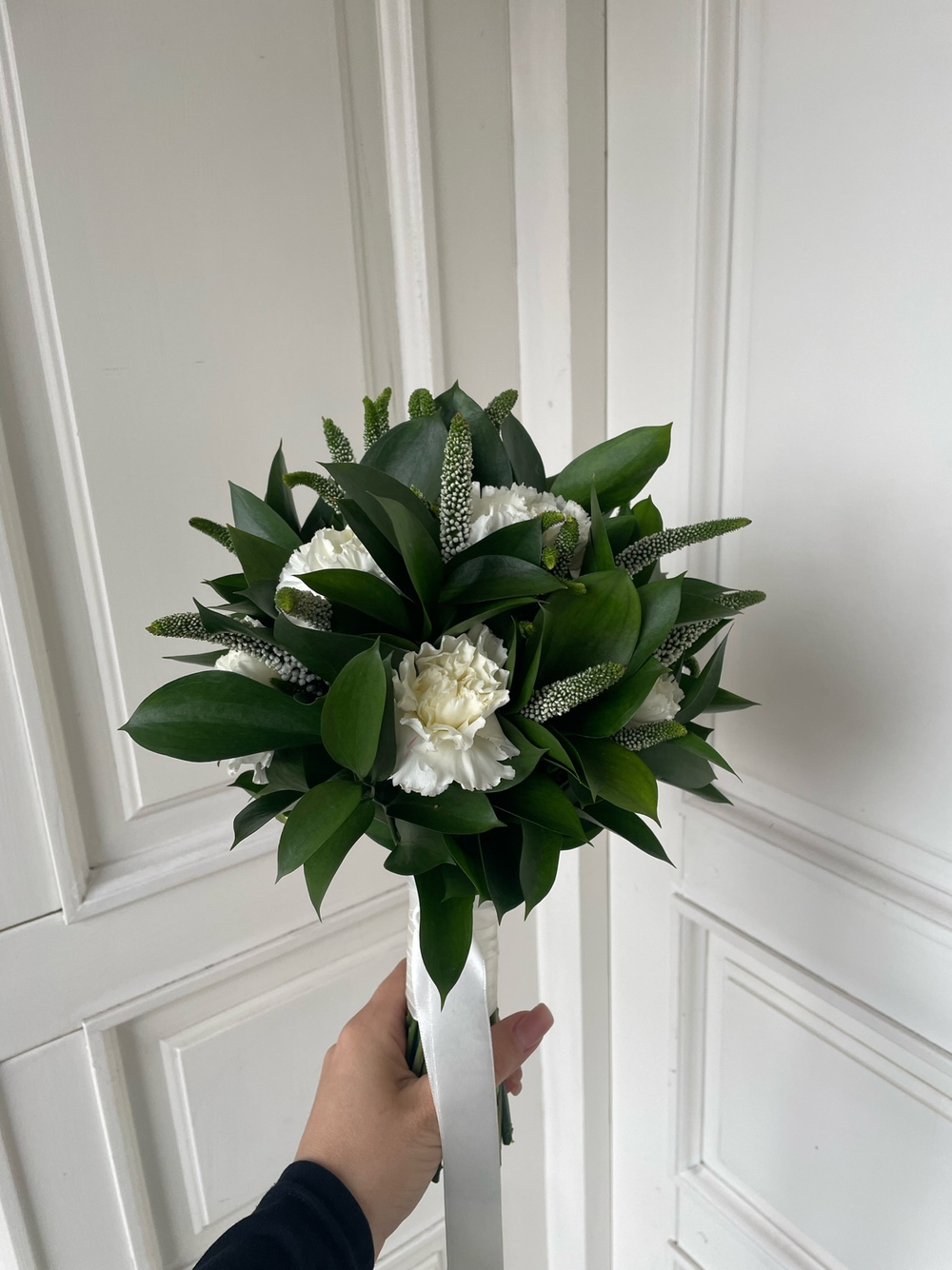 Свадебный букет из рускуса, диантусов и вероники