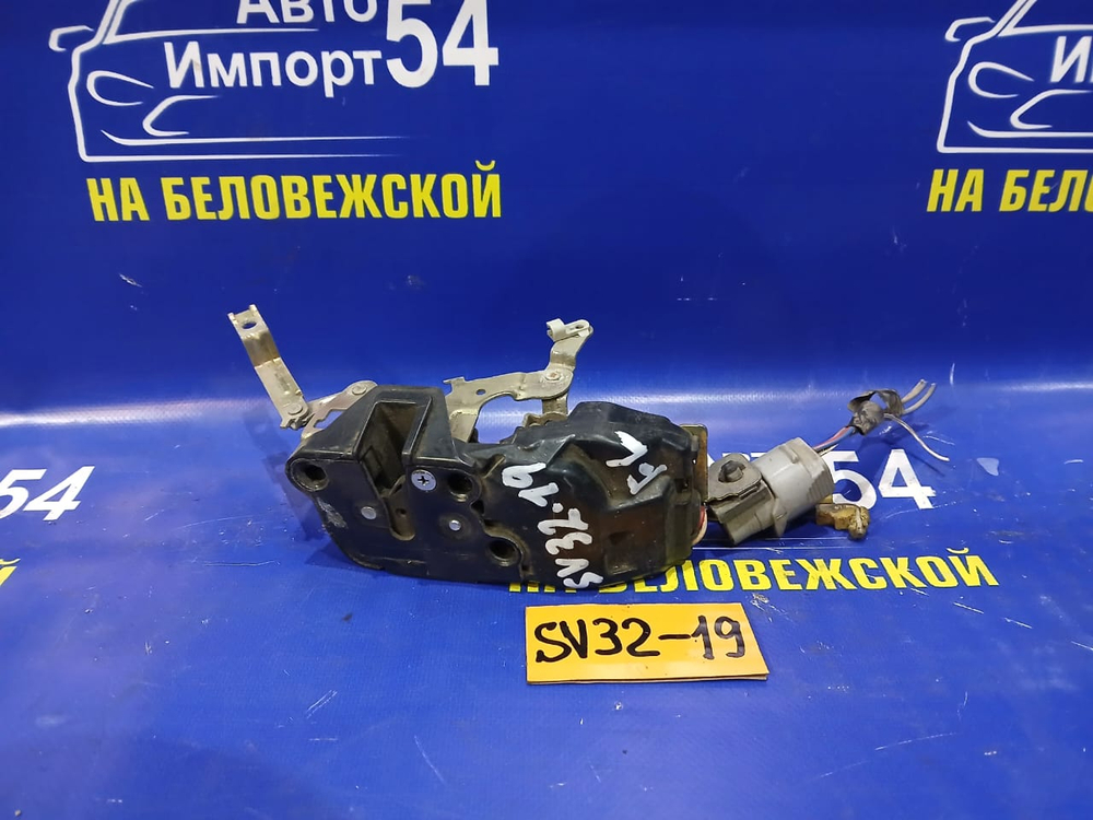 Замок двери передней левой TOYOTA VISTA 1990