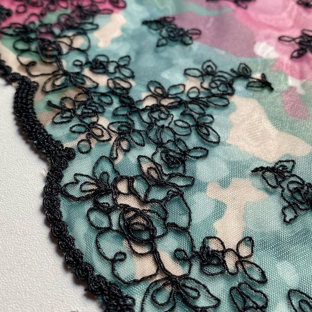 Вышивка на сетке чёрный/розовый к528