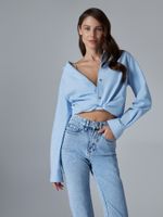 Голубые прямые джинсы с разрезами