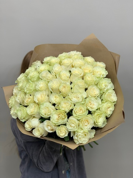 Букет 50 белых роз Эквадор 60см в крафте