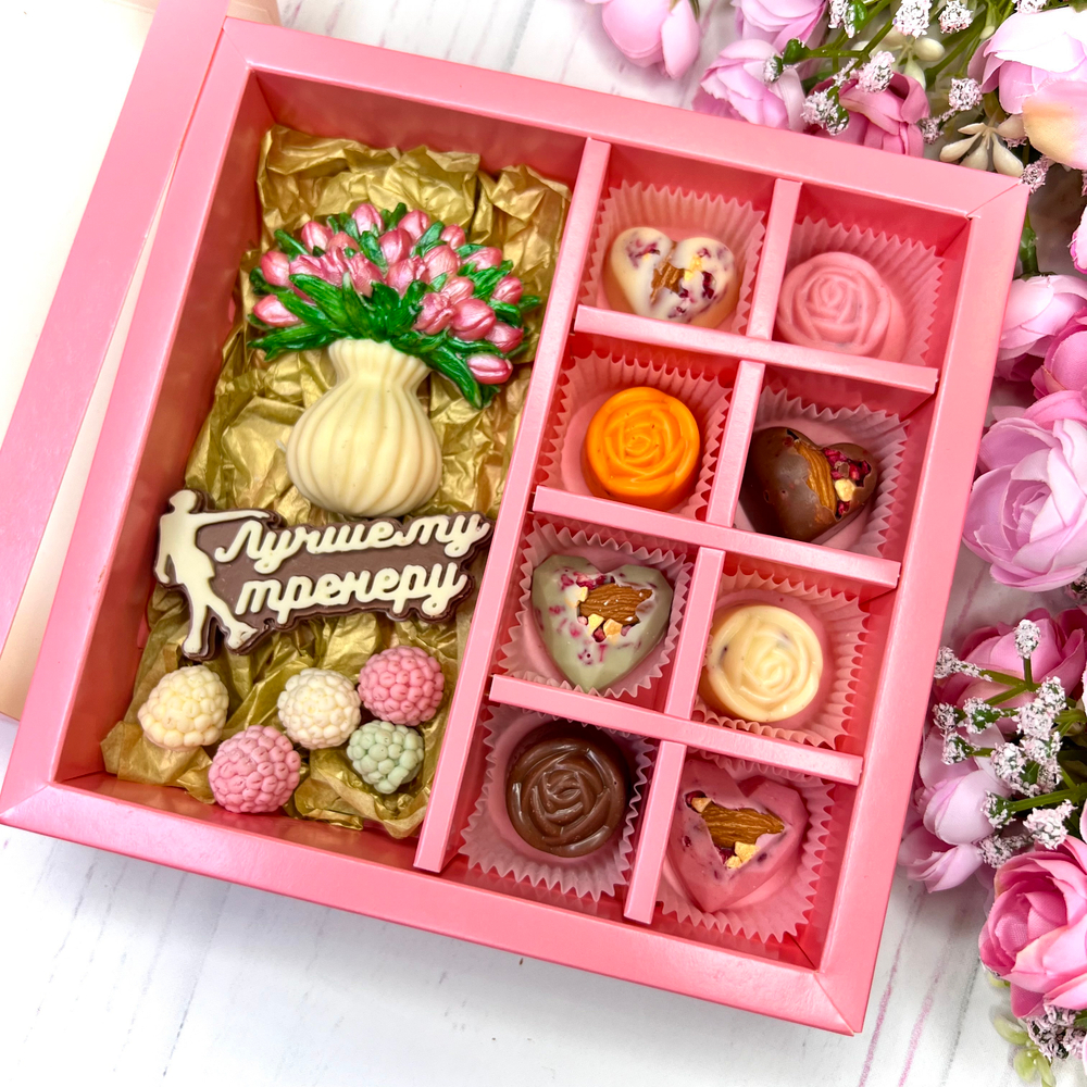 Шоколадный подарок "Лучшему тренеру. Фигурное катание. Ваза с тюльпанами": шоколадка-надпись, фигурка и 8 конфет ручной работы