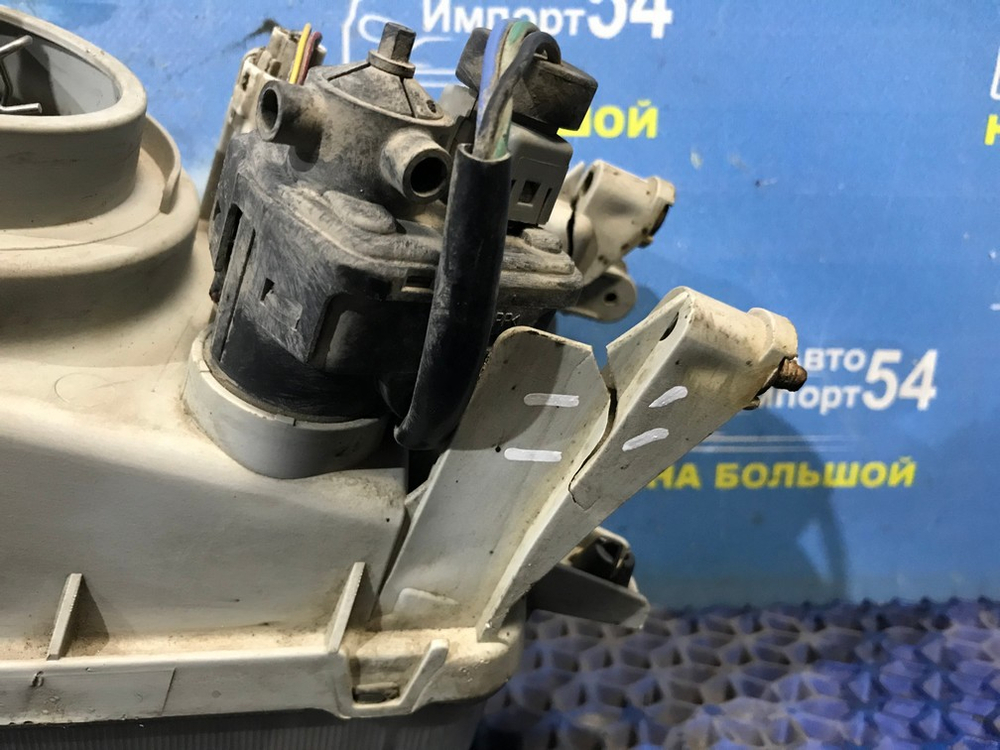 Фара передняя правая MITSUBISHI LANCER 1998