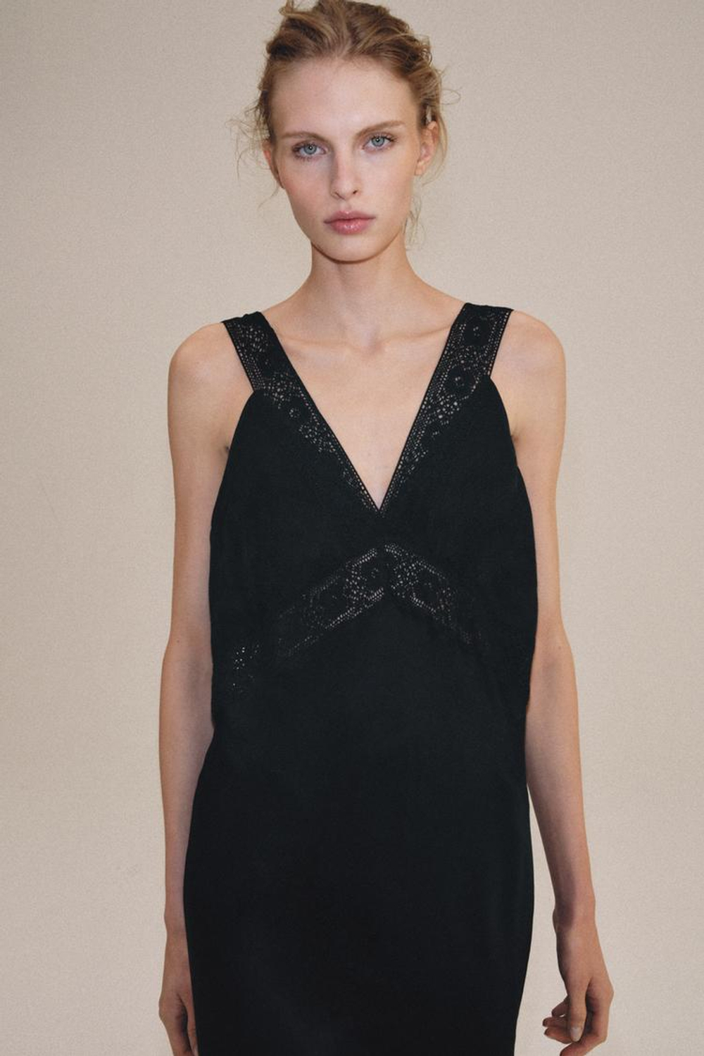 ZARA АТЛАСНОЕ ПЛАТЬЕ С КРУЖЕВОМ — ZW COLLECTION, ЧЕРНЫЙ