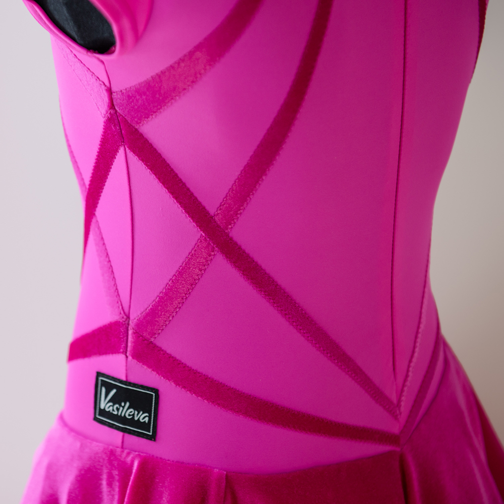 платье с аппликацией