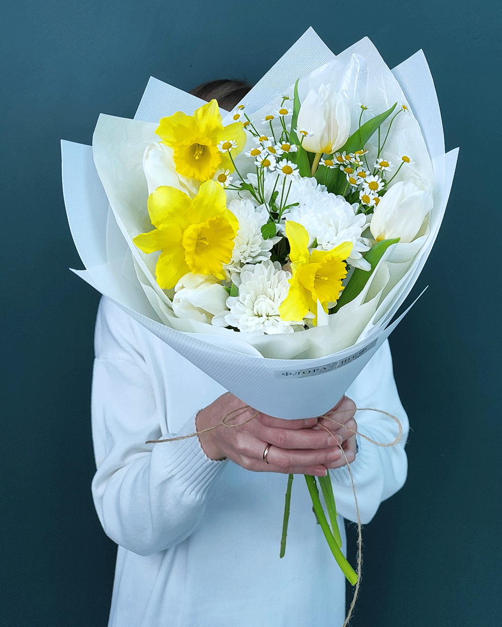 Весенний букет из нарциссов и белых тюльпанов(00454)