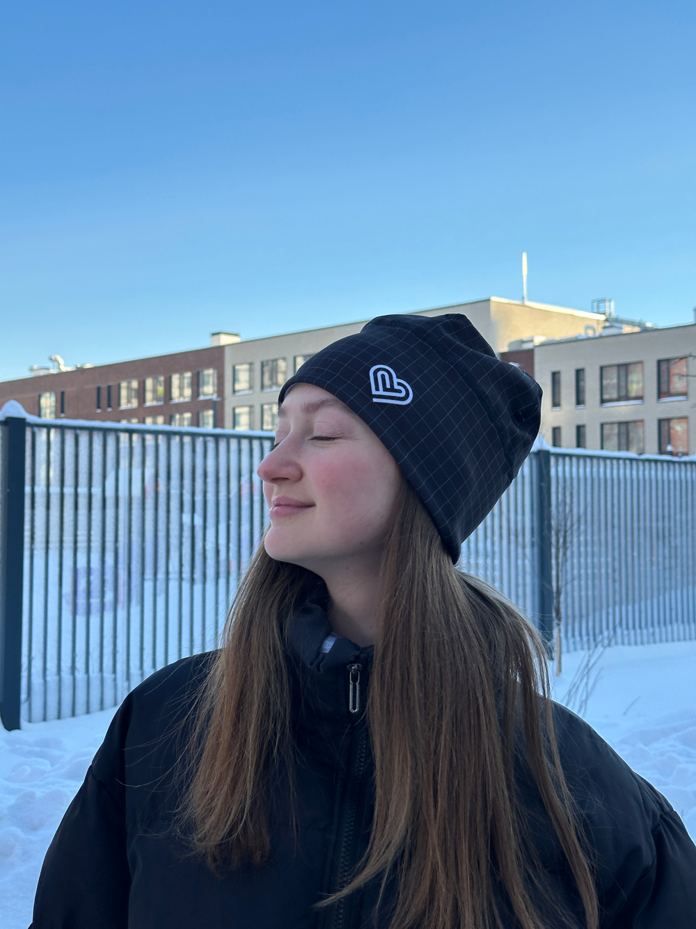 Шапка (чёрная с сердечком новая)