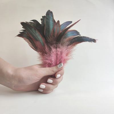 Перья петуха розовые двухцветные 2 сорт 20 шт.