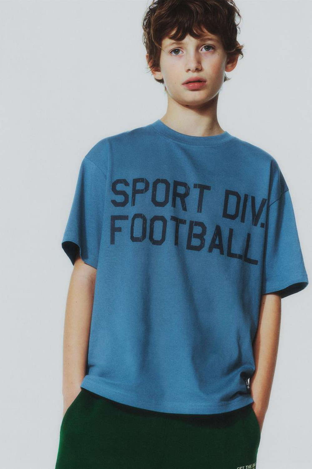 ZARA ФУТБОЛКА С НАДПИСЬЮ, ВЫЦВЕТШИЙ СИНИЙ