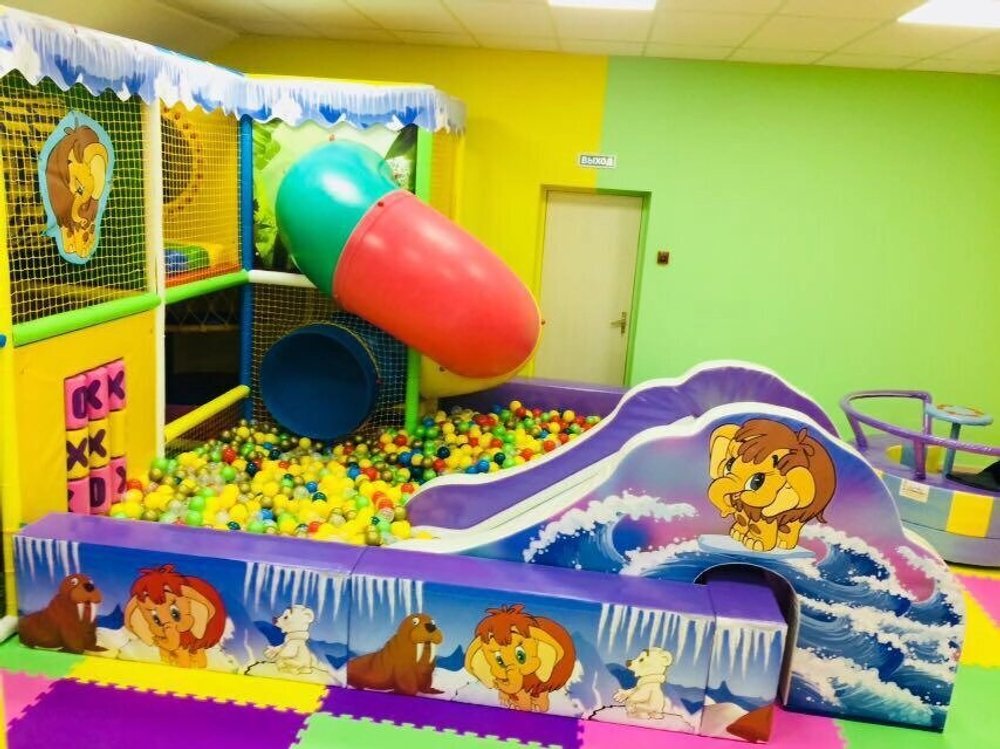 Горка с подсветкой для сухого бассейна