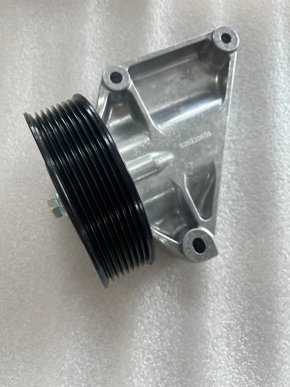 Ролик опорный обводной с кронштейном (шкив) 320/08624