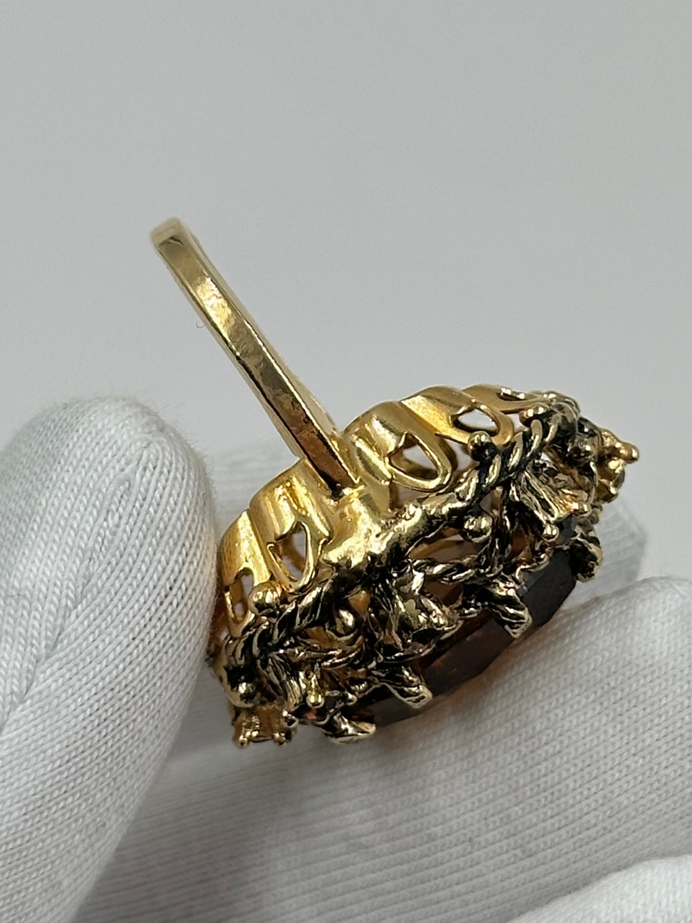 Кольцо с коричневыми кристаллами