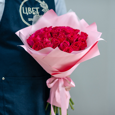 31 малиновая кенийская роза в оформлении