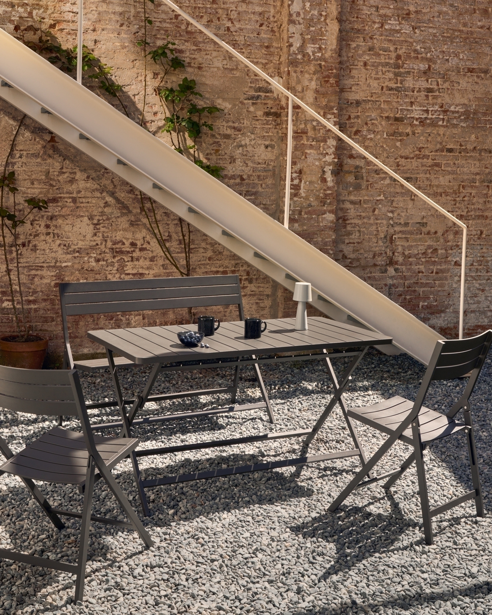 Складная уличная скамейка Torreta из алюминия с черной отделкой