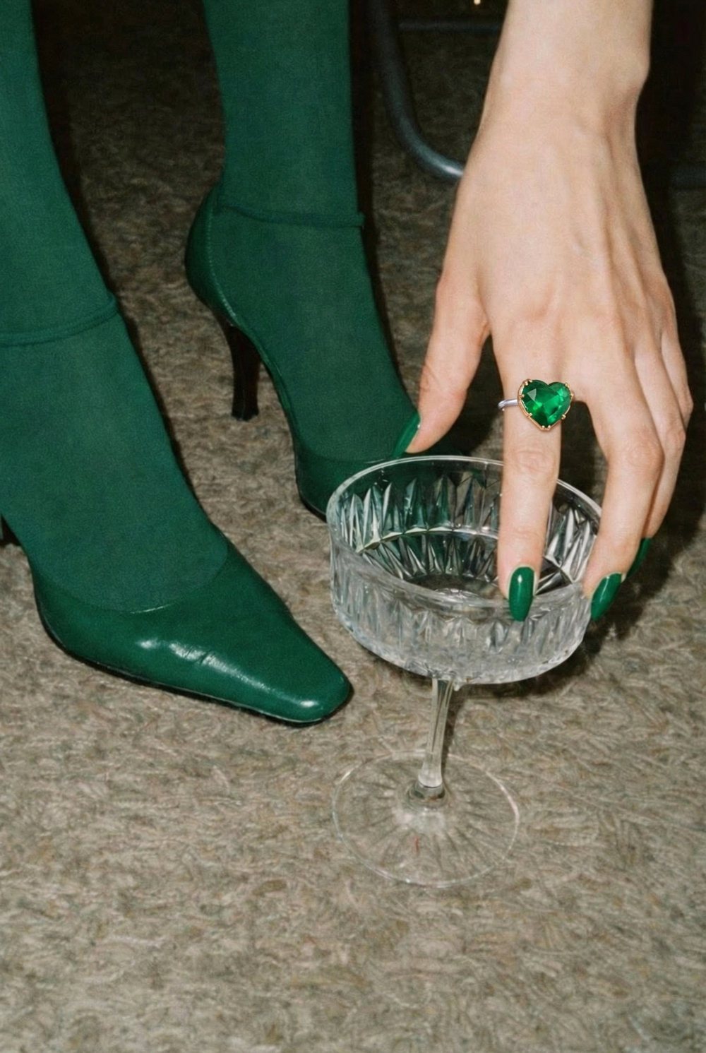 Позолоченное кольцо из серебра с зелёным кварцем в форме сердца