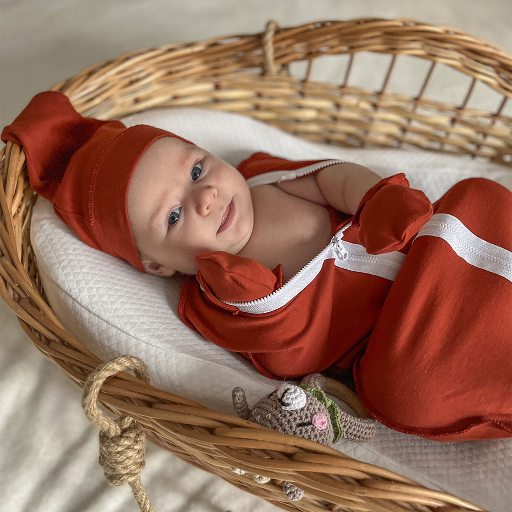 Комплект для новорожденного Mjölk Paprika {пеленальный кокон, шапочка, антицарапки}