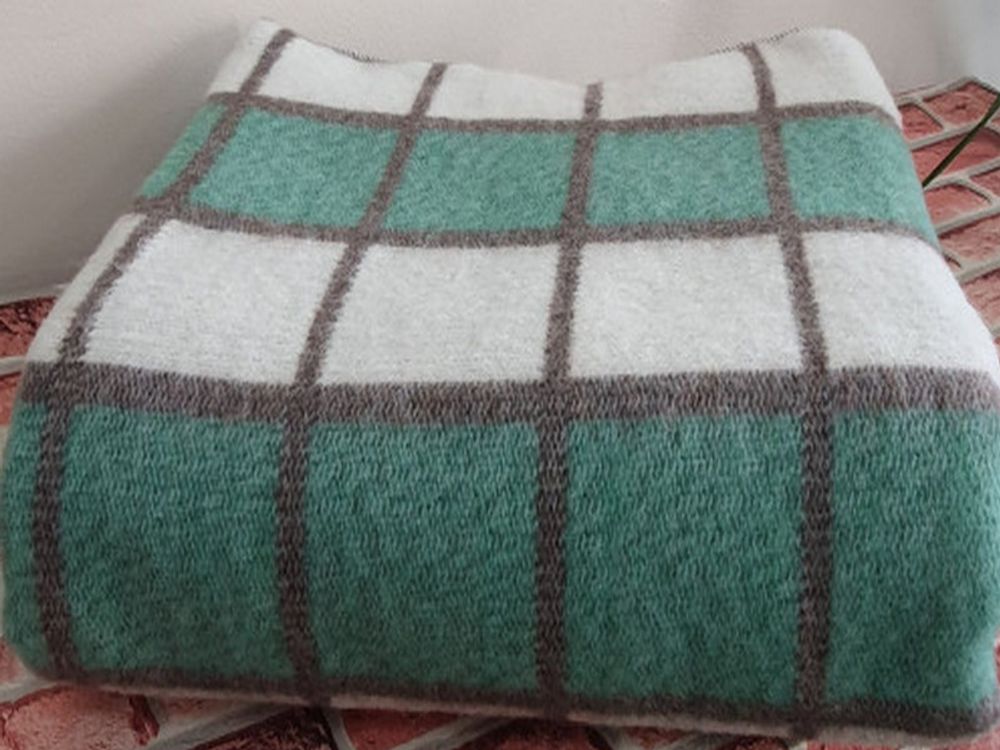 Одеяло полушерстяное "ВВ. БЕЛО-КОРИЧНЕВО-ЗЕЛЁНАЯ КЛЕТКА-4" ОПШ-1, 50% шерсть, плотность 400 г/м2, Россия.