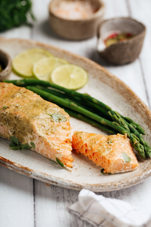 Лосось с соусом песто