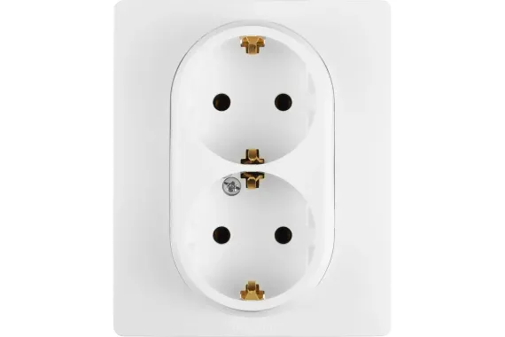Розетка Legrand Etika с заземлением двойная белая 25648