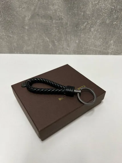 Брелок кожаный Bottega Venetta intrecciato, плетеный