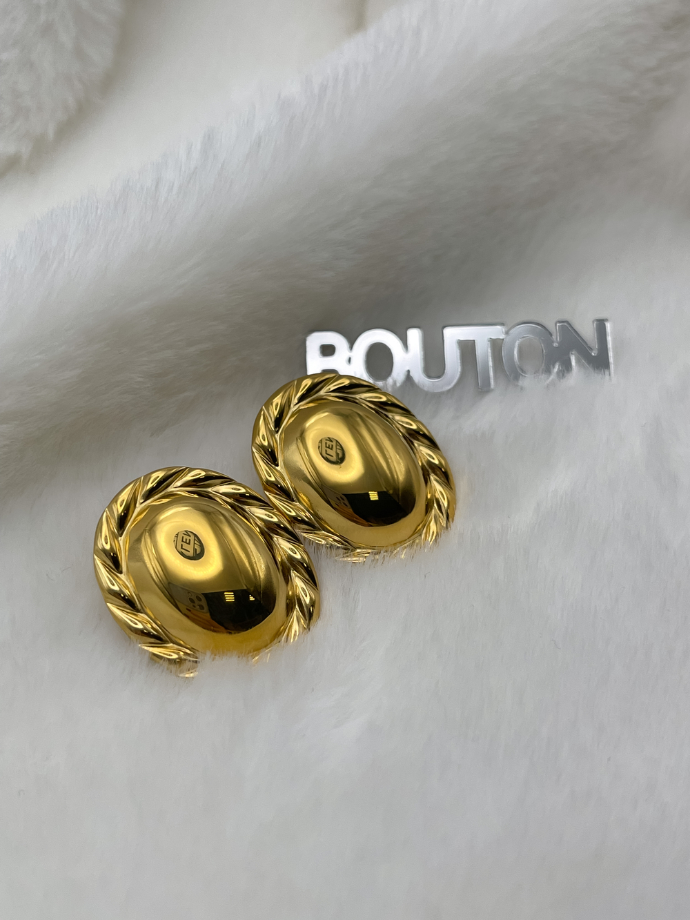 Серьги золотистые глянцевые овальные с ажурным краем