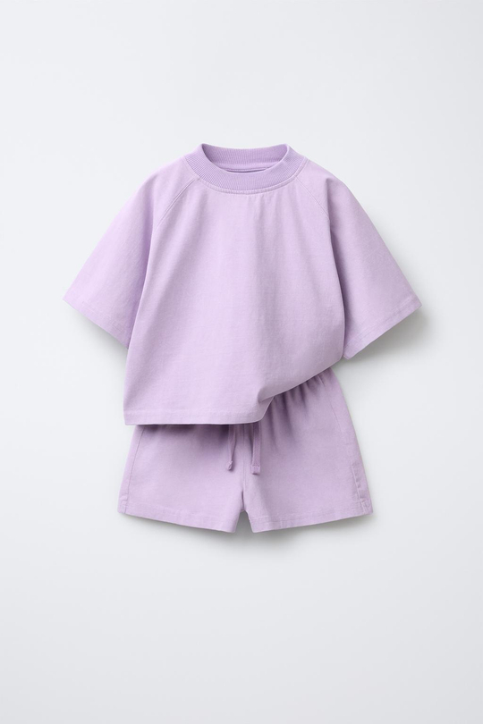 ZARA КОМПЛЕКТ ИЗ ФУТБОЛКИ И ШОРТОВ, ЦВЕТ МАЛЬВЫ