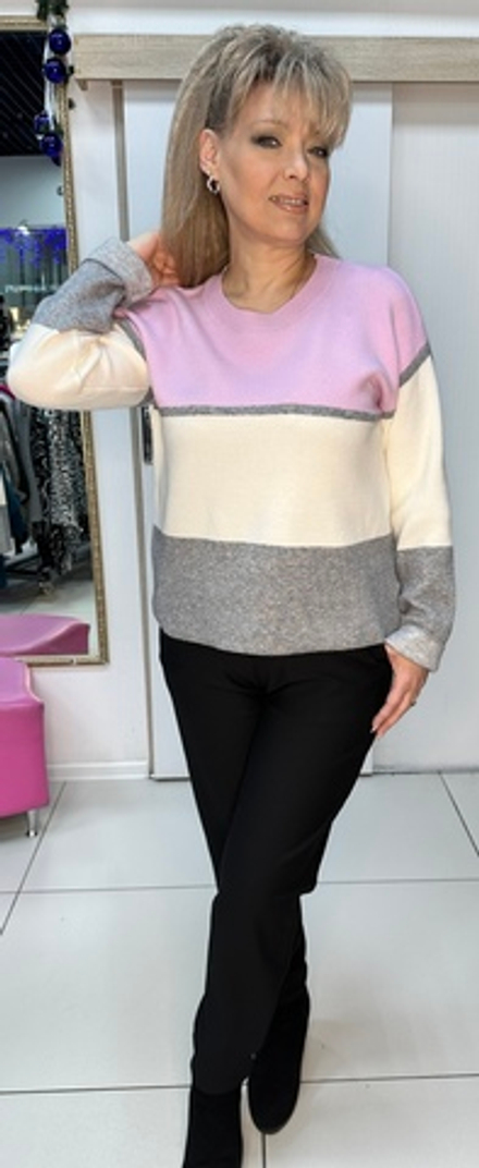 Тонкий джемпер с трехцветным принтом