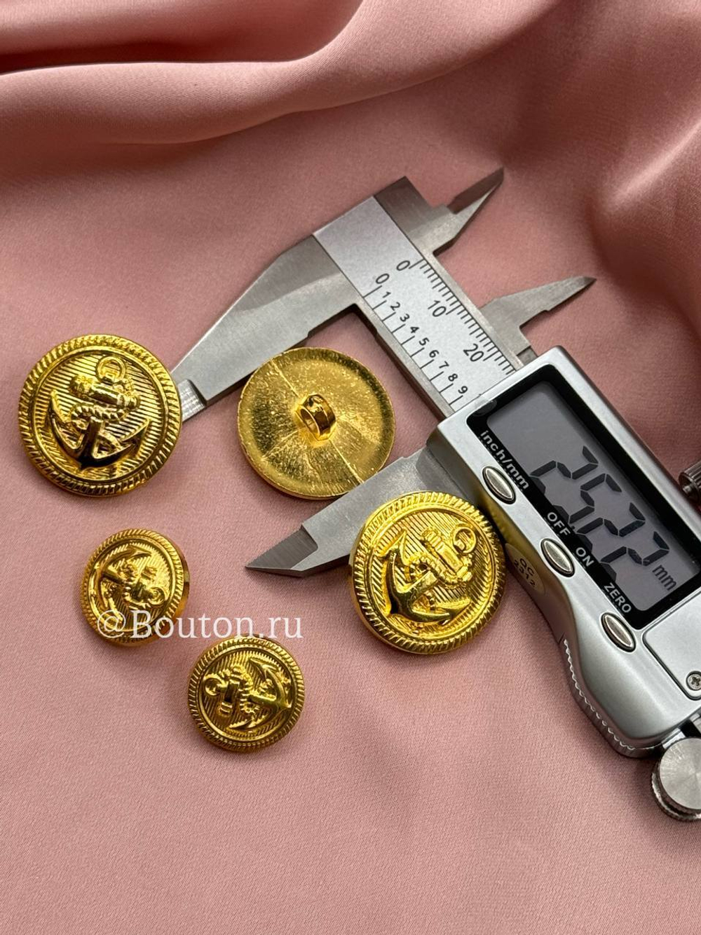 Пуговицы с якорем золотистые пластиковые