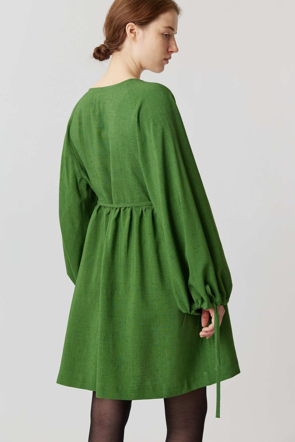 Платье на запах с широкими рукавами длины мини из зеленой вискозы с шёлком