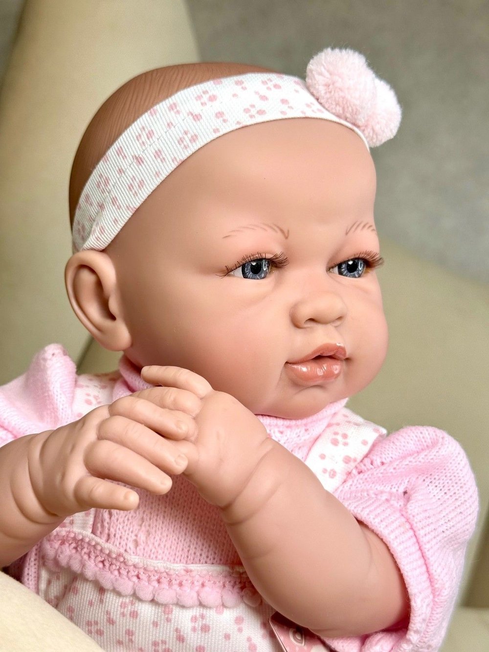 Кукла Berbesa мягконабивная 50см SARA с пледом (5217S)