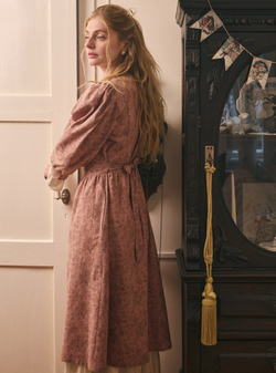 Платье с вырезом-сердечко