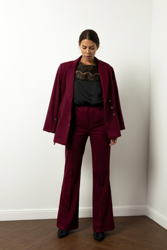Брюки умеренного клеша в бордовом оттенке