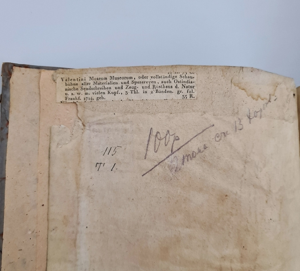 "Museum museorum, oder Vollstandige Schau-Buhne aller Materialien und Specereyen [...] aus andern Material-Kunst und Naturalien Kammern Oost und West-Indischen Reisbeschreibungen". D. Michael Bernhard Valentini. 1714 г.