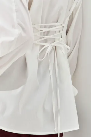 Приталенная рубашка из хлопка кремового цвета