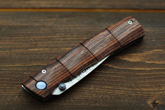 Складной нож Mcusta Shinra Emotion Take c клинком из стали VG-10 San Mai (Laminated Stainlesss Damascus) рукоять дерево