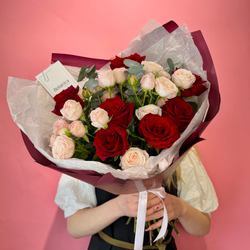 Авторский букет с розой Эксплорер и кустовой пионовидной розой Бомбастик 240220263