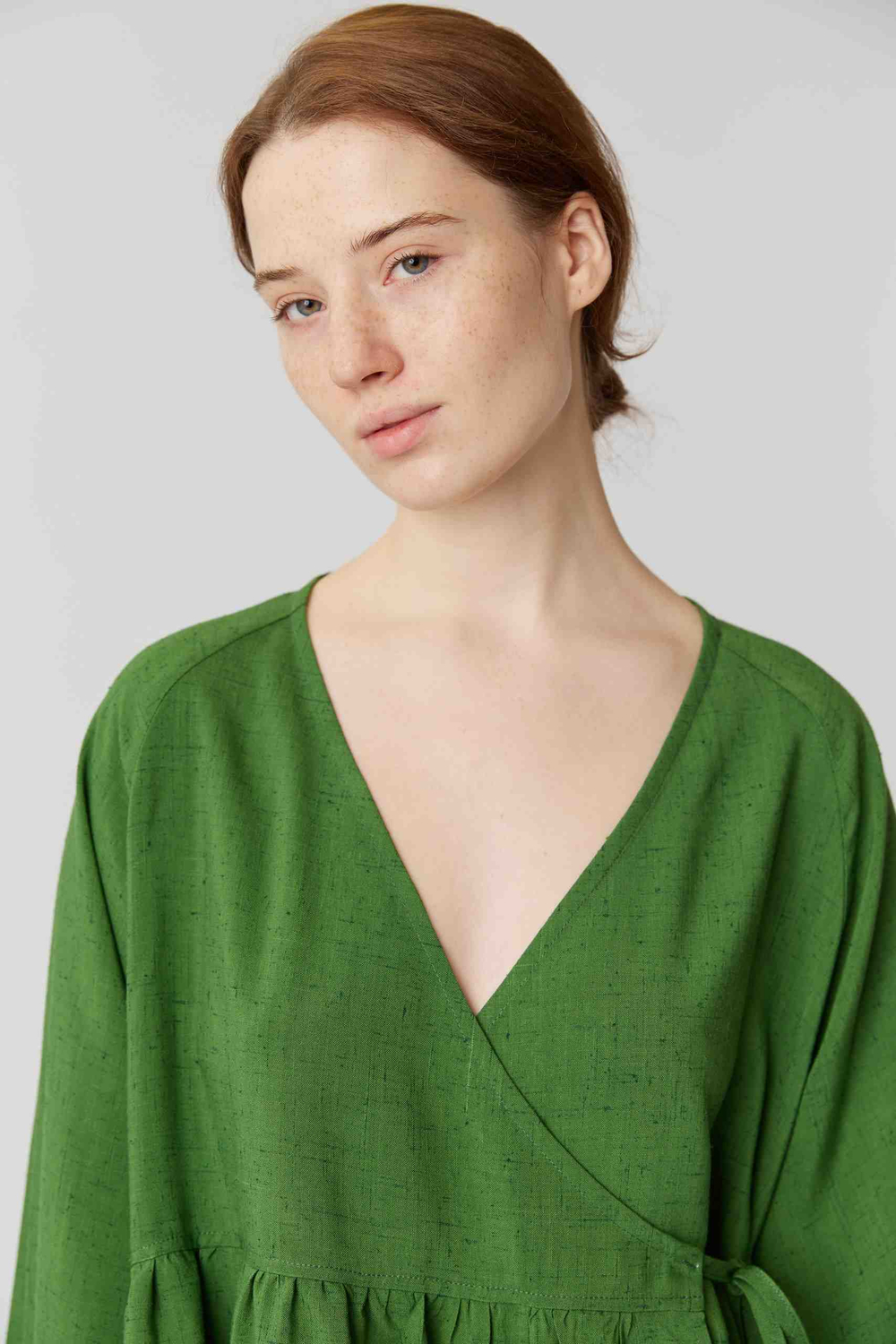 Платье на запах с широкими рукавами длины мини из зеленой вискозы с шёлком