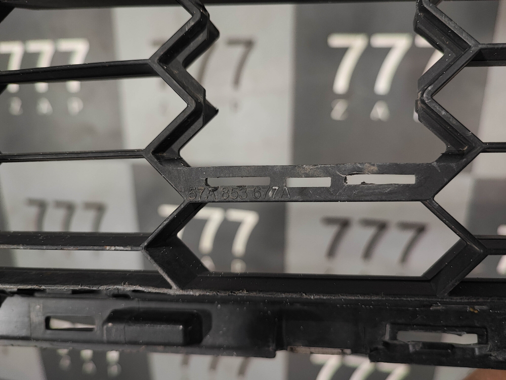 Решетка переднего бампера Skoda Karoq 17-нв Б/У Оригинал 57A853677A