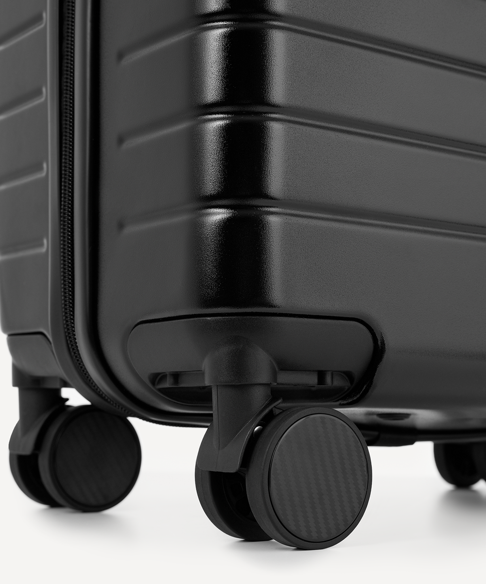 Чемодан для ручной клади JÖGEL ESSENTIAL Carry on Spinner, черный