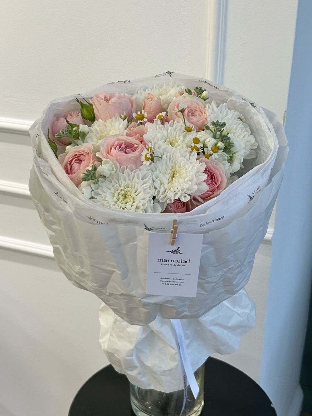 Букет из хризантемы, кустовой пионовидной розы и ромашки